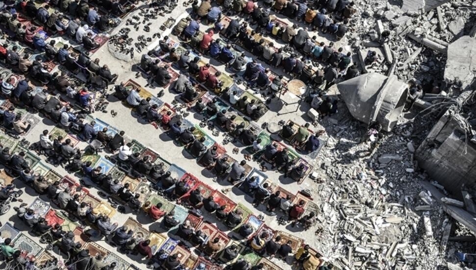 Gazzeliler, ramazan ayı öncesi son cuma namazını İsrail saldırısında yıkılan caminin enkazında kıldı