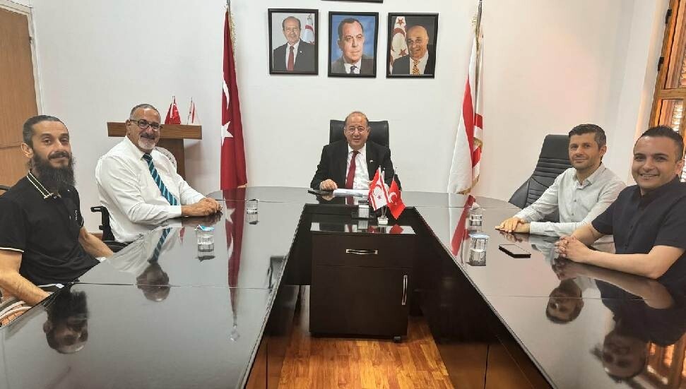 Kıbrıs Türk Ortopedik Özürlüler Derneği'nden bir heyet, Hakan Dinçyürek’i ziyaret etti