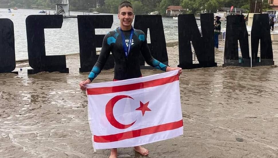 Boran Bora İtalya'da 3’üncülük kürsüsünde