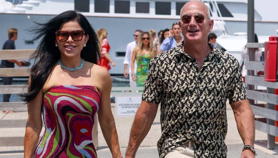 Jeff Bezos, nişanlısı ve dostlarıyla Akdeniz turunda