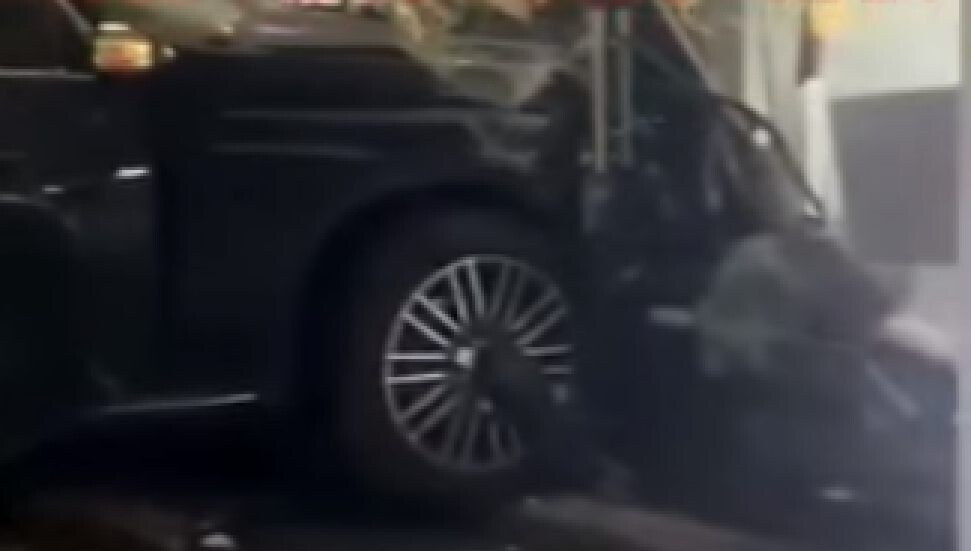 Dereboyu'nda korkutan kaza: Araç dükkana girdi!