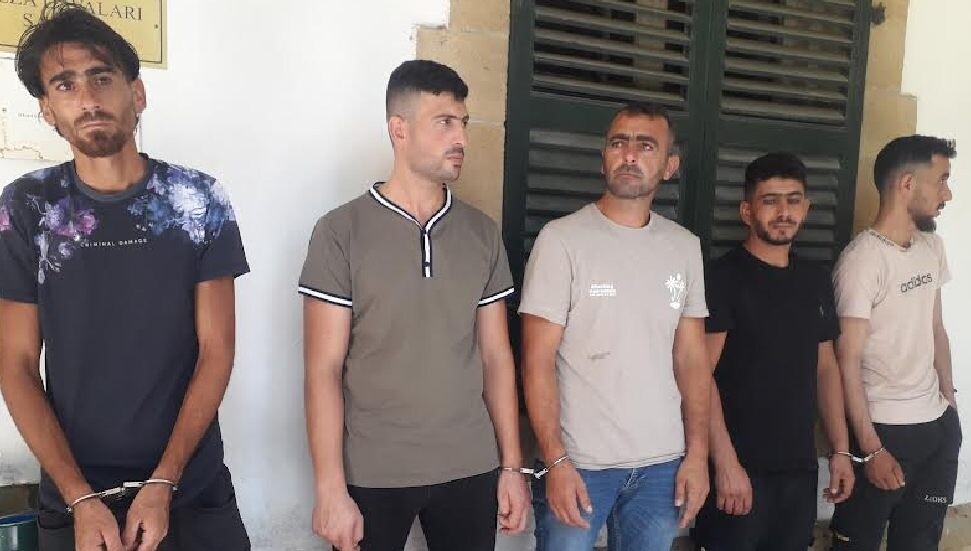 Kuzey Kıbrıs’a giriş yapan 8 göçmen ve 4 çocuk askeri yasak bölgede tespit edilerek tutuklandı