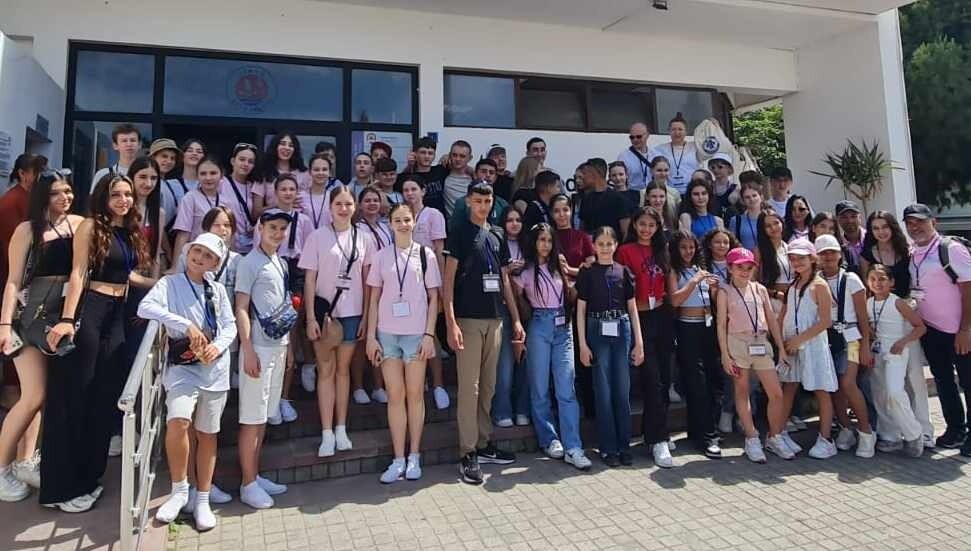 Farklı ülkelerden çocuklar Girne’de dünya barışı temasıyla resim çizdi