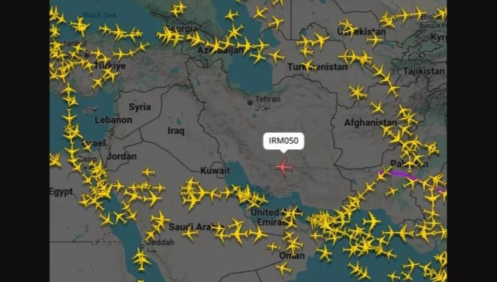 Yolcu uçağı Tahran hava sahasından tek başına geçti: Nefesler tutuldu, binlerce kişi canlı izledi