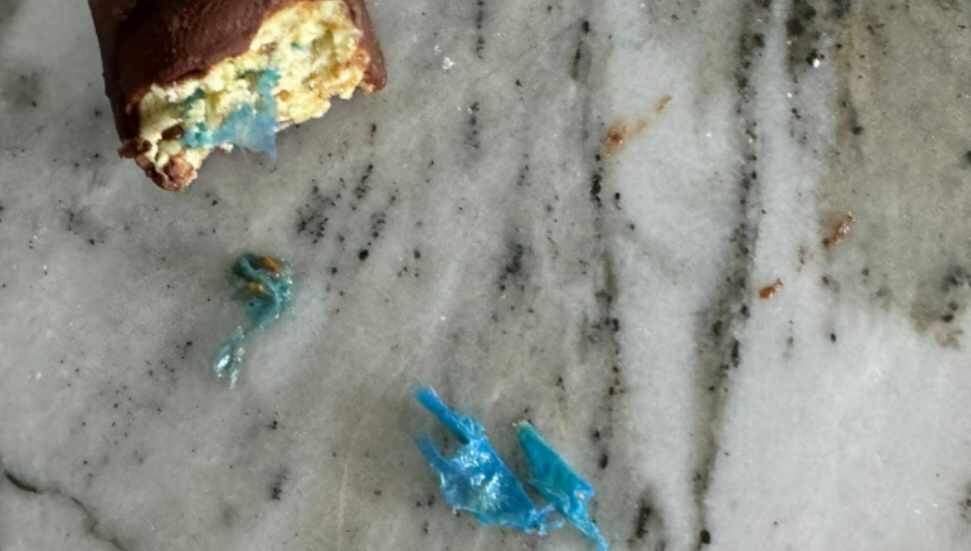 Çikolatanın içindeki plastik parçalar canından ediyordu
