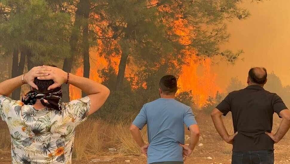 Antalya'da üç noktada orman yangını: Müdahale sürüyor