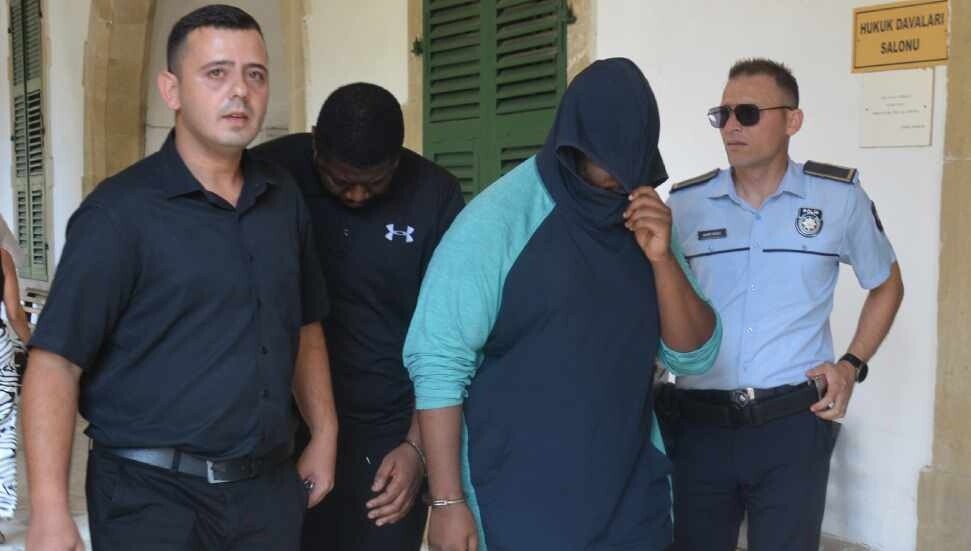 Üniversite yurdunda uyuşturucuyla ve ikamet izinsiz yakalandılar