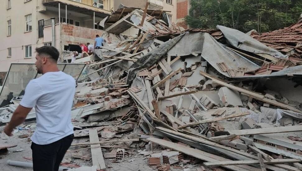 Balıkesir'deki depremde 1 kişinin cansız bedenine ulaşıldı