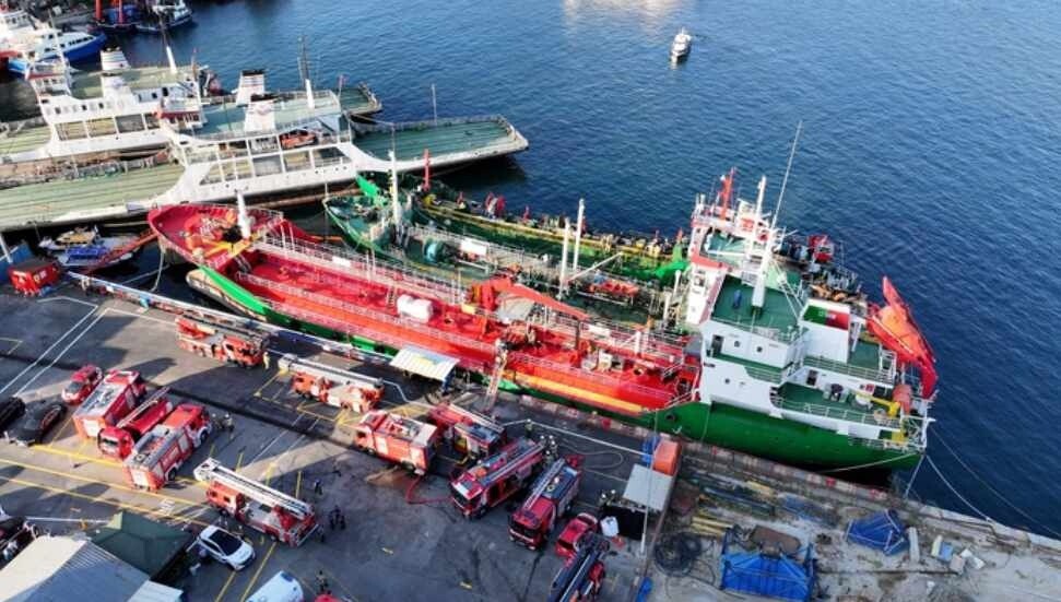 Kadıköy'de demirli gemide çıkan yangın söndürüldü