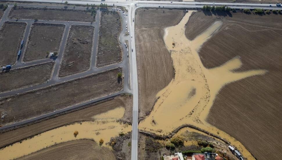 Tuzla’da yol dere yatağından gelen suyun taşkın riski oluşturması nedeniyle trafiğe kapatıldı
