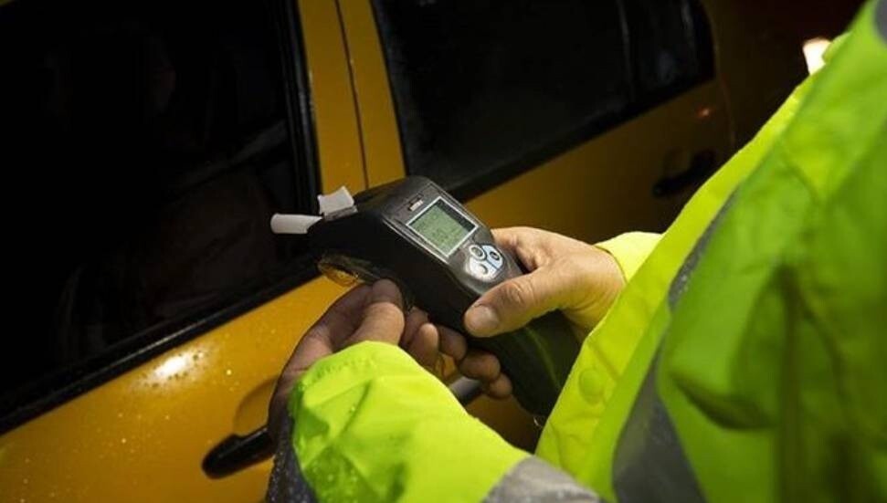 Alkol testi için nefes örneği vermeyi reddeden sürücü tutuklandı
