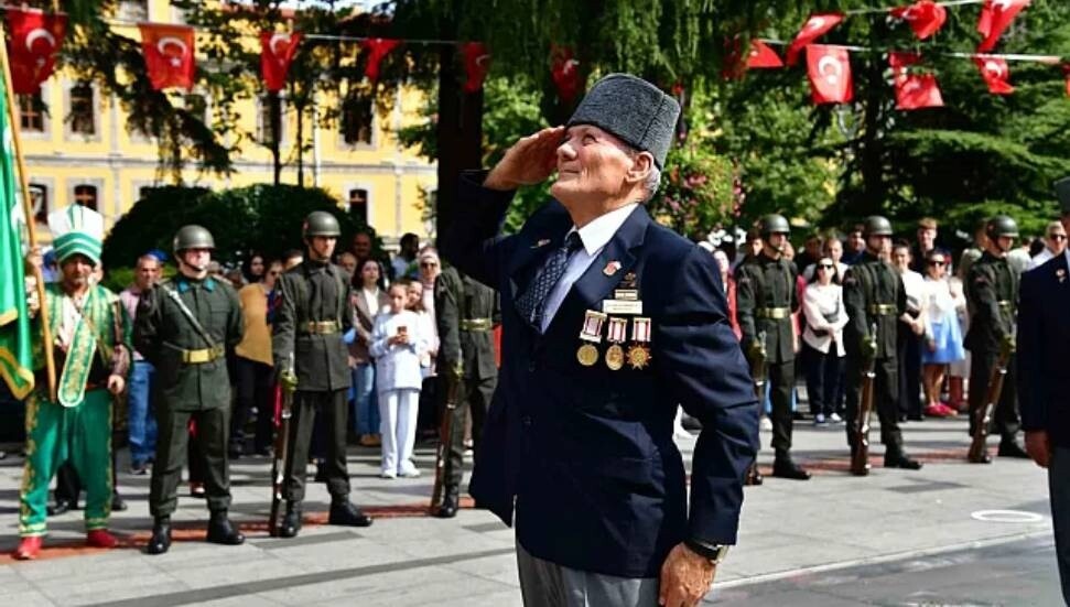 Kıbrıs gazisi Seyyah Sağıroğlu, Barış Harekatı'ndan 50 yıl sonra göğsünde mermi olduğunu öğrendi