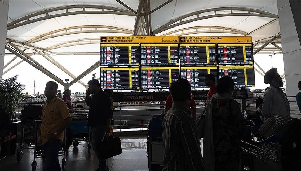 Hindistan'ın Indira Gandhi Havalimanı'ndaki teknik arıza sonrası aksayan uçuşlar normale dönüyor