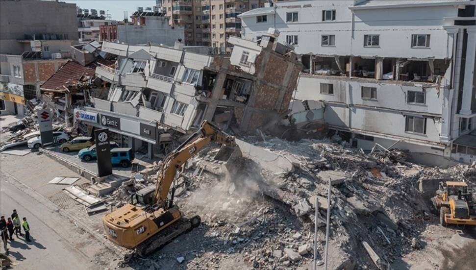 Deprem uzmanlarından "hasarlı binalara girmeyin" uyarısı