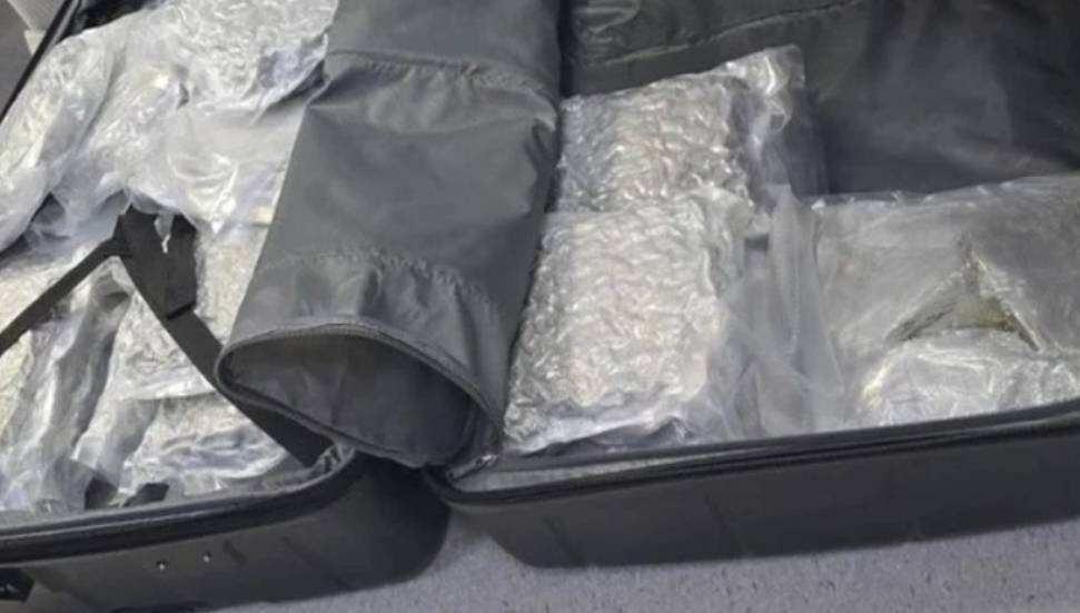 Güney Kıbrıs’ta Avustralyalı yolcunun bagajından 23 kilo uyuşturucu çıktı