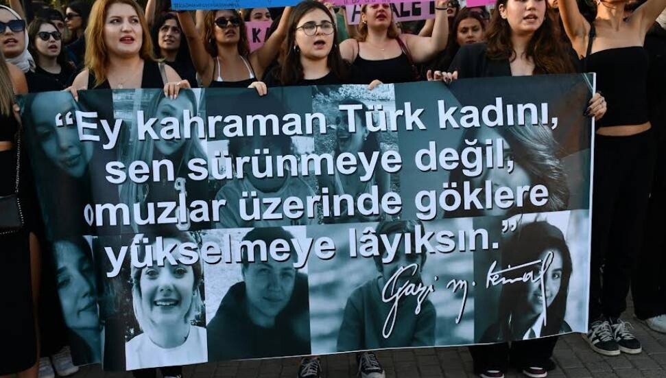 DAÜ’de kadına yönelik şiddete karşı yürüyüş gerçekleştirildi