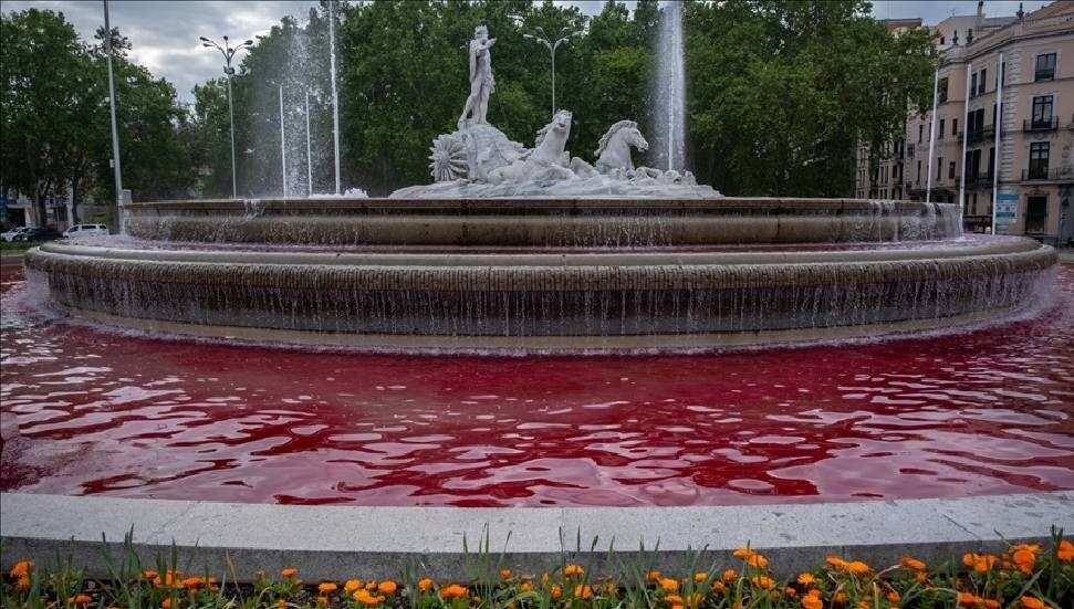 İsrail'e silah satışını protesto amacıyla Madrid'deki Neptün Çeşmesi'ne kırmızı boya atıldı