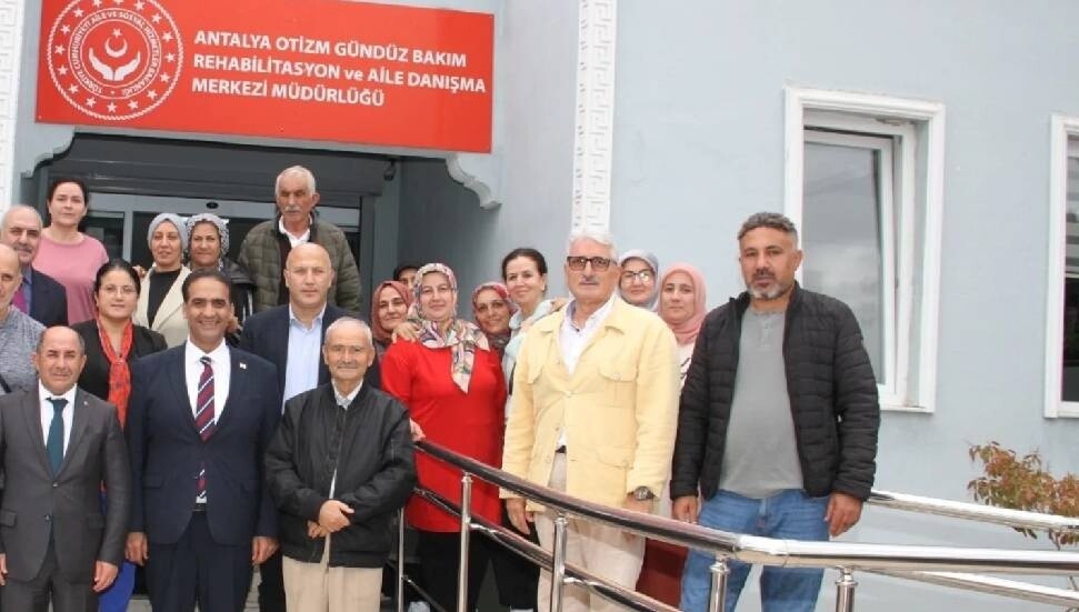 Sadık Gardiyanoğlu, Antalya'da engelli bireylerin aileleri ile görüştü