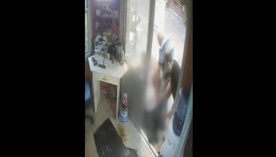 İzmir'de taksi durağındaki iki arkadaşın aynı anda kalp krizi geçirmesi güvenlik kamerasında
