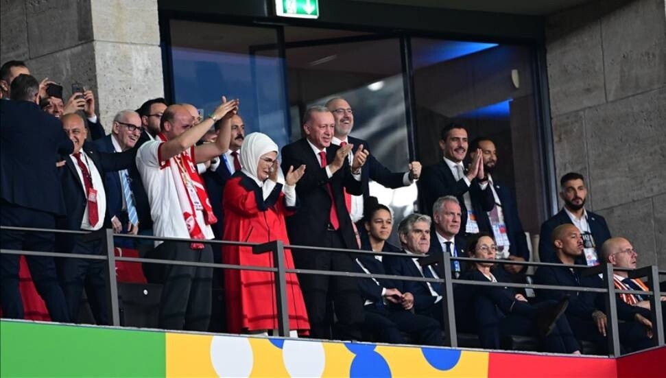 Erdoğan tribünde: Taraftarlardan UEFA'ya tepki