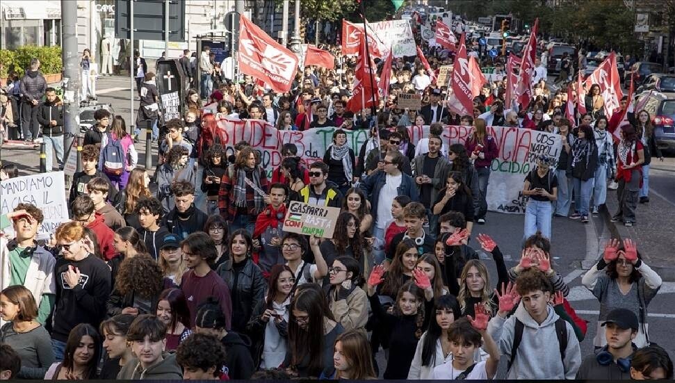 İtalya'da öğrenciler, Meloni hükümetini protesto etti