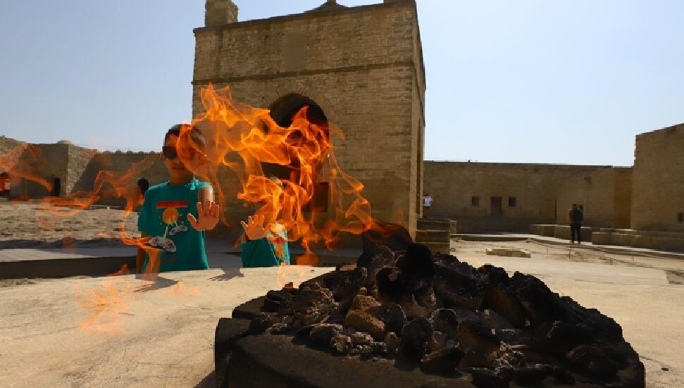 Bakü'nün tarihi yapılarından Ateşgah Mabedi'ndeki ateş hiç sönmüyor
