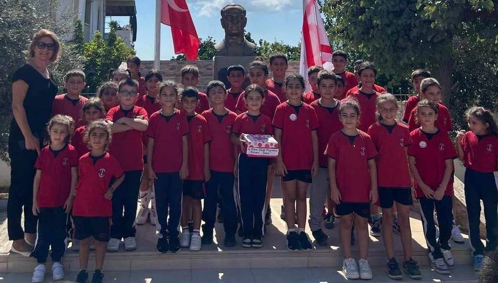 Altın Patiler Derneği'nden mama bağışı yapan Ziyamet İlkokulu'na teşekkür