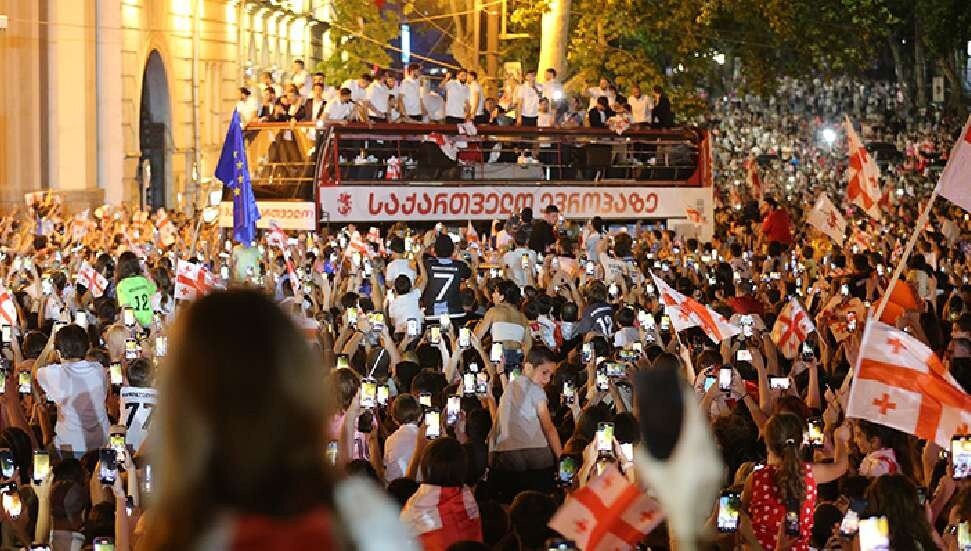 EURO 2024'e veda eden Gürcistan'a destek için Tiflis'te on binlerce kişi sokağa çıktı