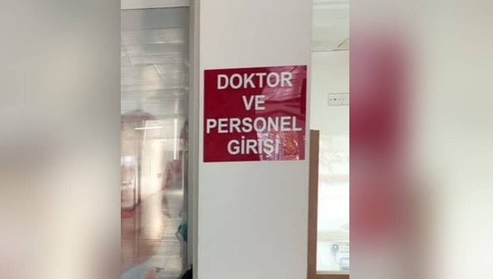 İbrahim Özgöçmen’den Lefkoşa Devlet Hastanesi’nin girişinde yer alan yazıya tepki: Ya sökün ya da düzeltin!