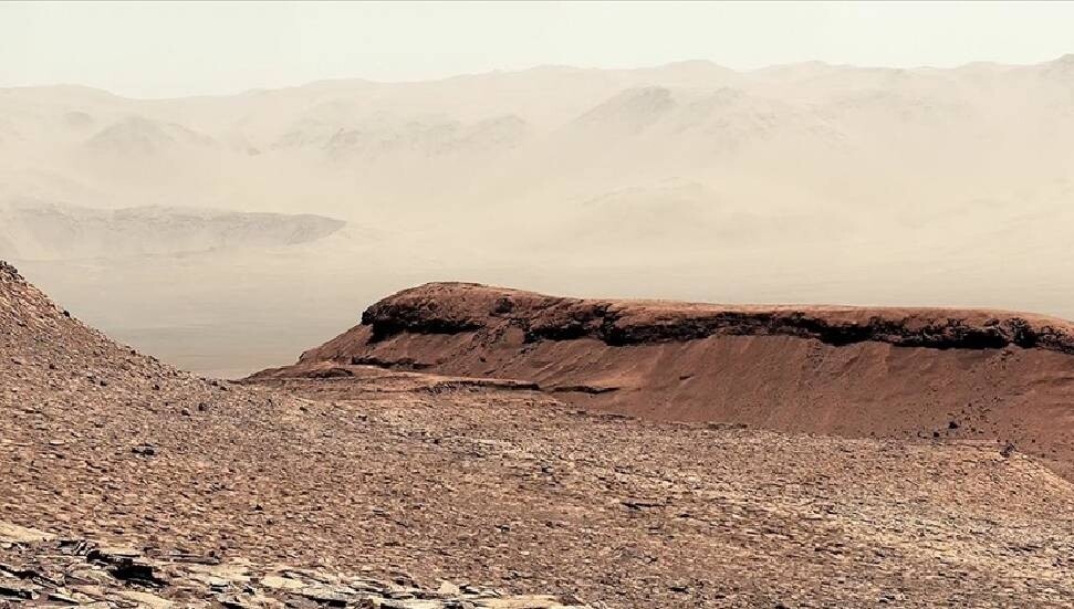 NASA'nın Mars'taki Curiosity Gezgini'nin Sharp Dağı'nda çektiği görüntü paylaşıldı