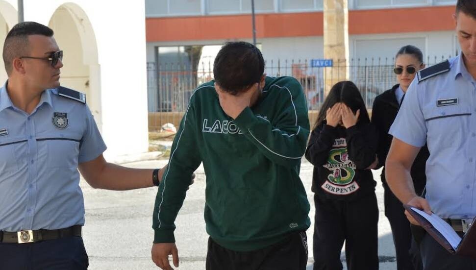 Bin 152 TL'lik parfüm çaldılar, 15’er bin TL teminat ödeyecekler