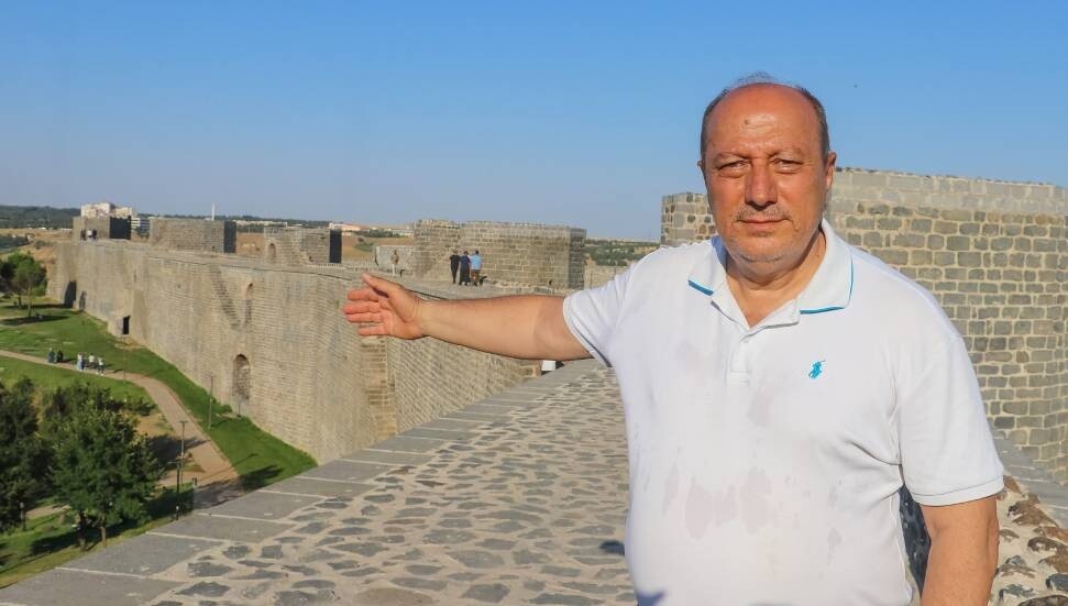 "Diyarbakır Surlarına Türkiye ve KKTC şehirlerinin isimleri verilsin"