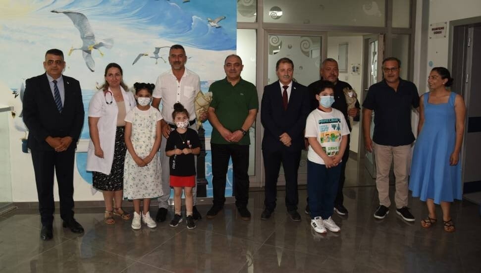 Çocuk Onkoloji Bölümü'nde eğitimlerine devam eden çocuklar bugün karnelerini aldı