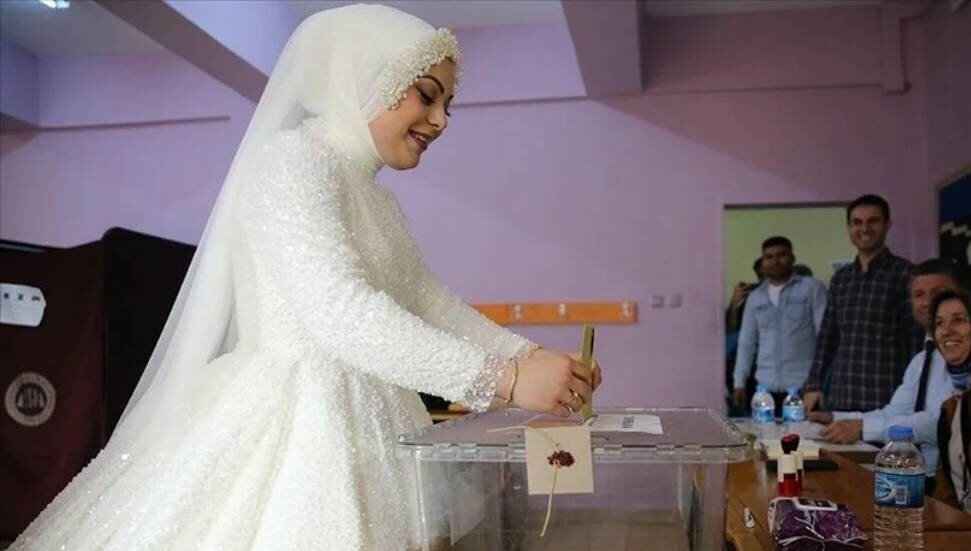 Samsun'da sandığa gelinliğiyle gelen seçmen oy kullandı