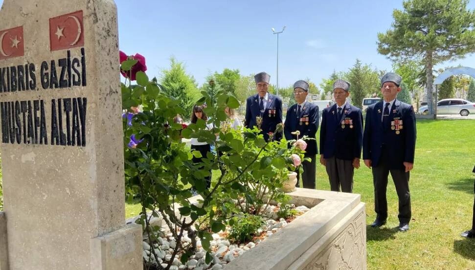 Kıbrıs Gazisinin kızı, mezarlıkta babasının silah arkadaşlarını görünce ağladı