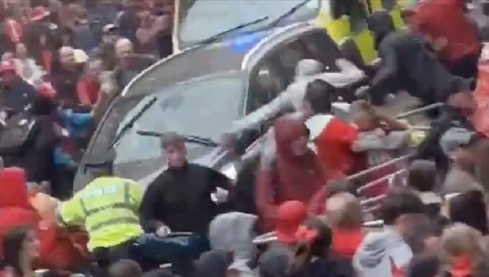 Liverpool'da bir araç geçit töreni sırasında kalabalığın arasına daldı