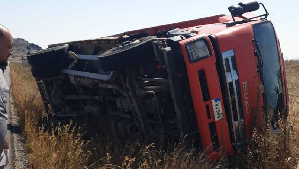 Direksiyon hakimiyetini kaybetti, kamyon tarlaya devrildi: 3 kişi yaralandı
