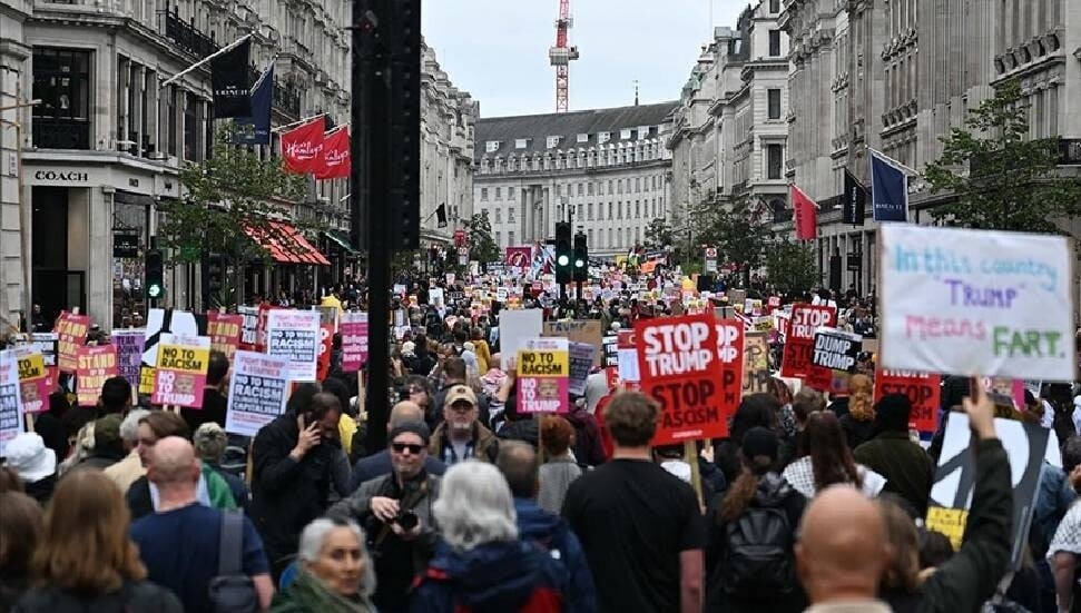 İngiltere'ye resmi ziyaret düzenleyen ABD Başkanı Trump, Londra'da protesto edildi