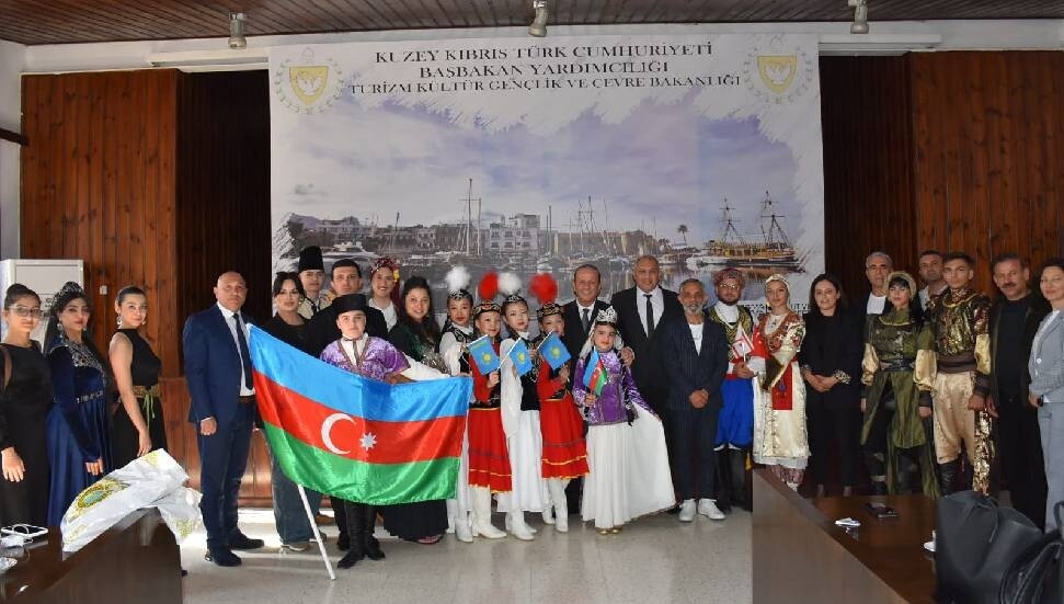 Ülkede misafir olarak bulunan halk dansları ekipleri Fikri Ataoğlu’nu ziyaret etti