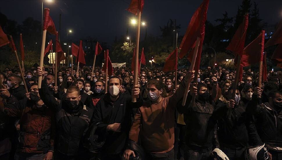 Yunanistan’da 17 Kasım anma yürüyüşünde silahlanma karşıtı slogan atıldı