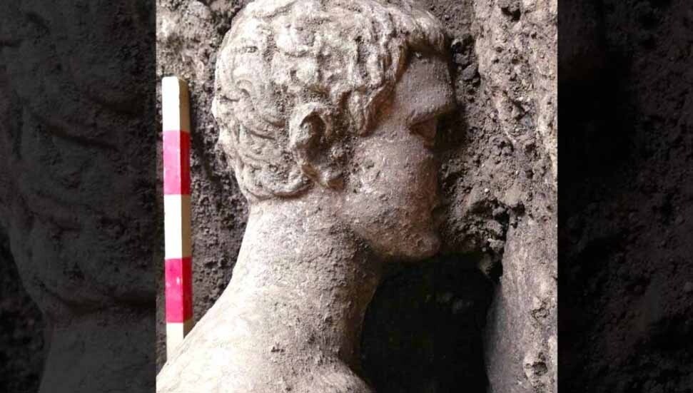 Kanalizasyondan Yunan tanrısı heykeli çıktı