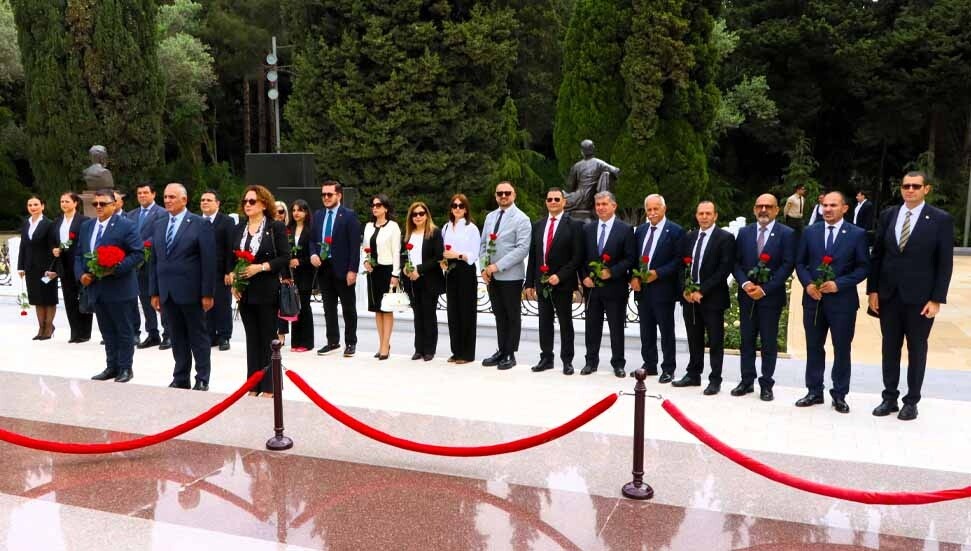 Nazım Çavuşoğlu, Haydar Aliyev'in anıt mezarını ziyaret etti